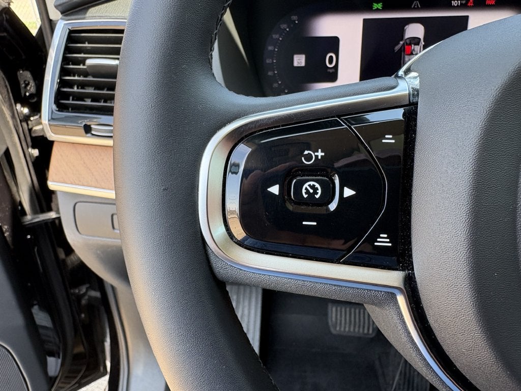 2024 Volvo XC90 B5 Plus