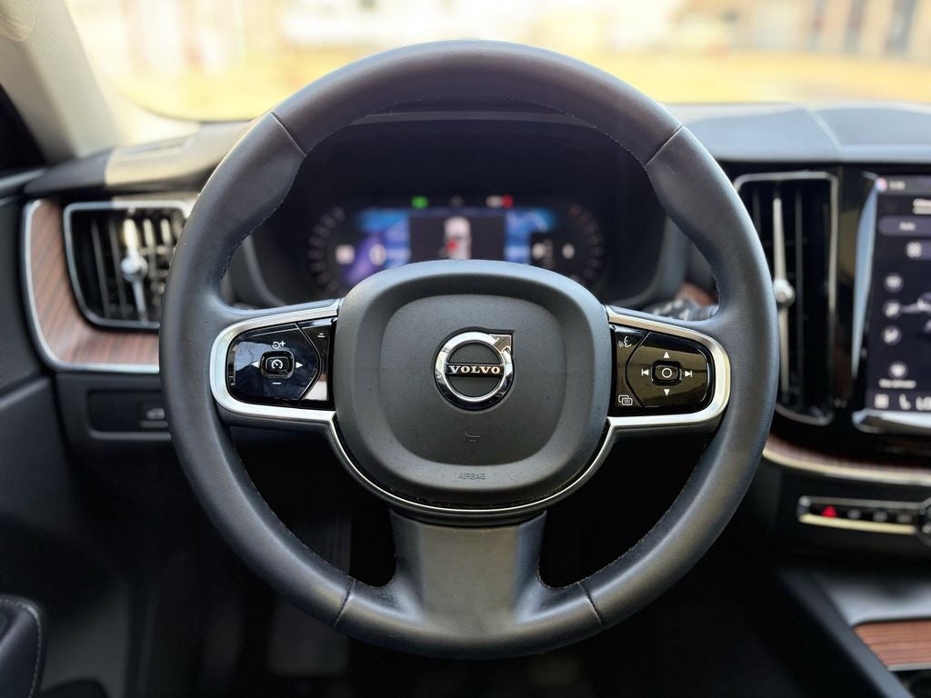 2024 Volvo XC60 B5 Plus Dark Theme