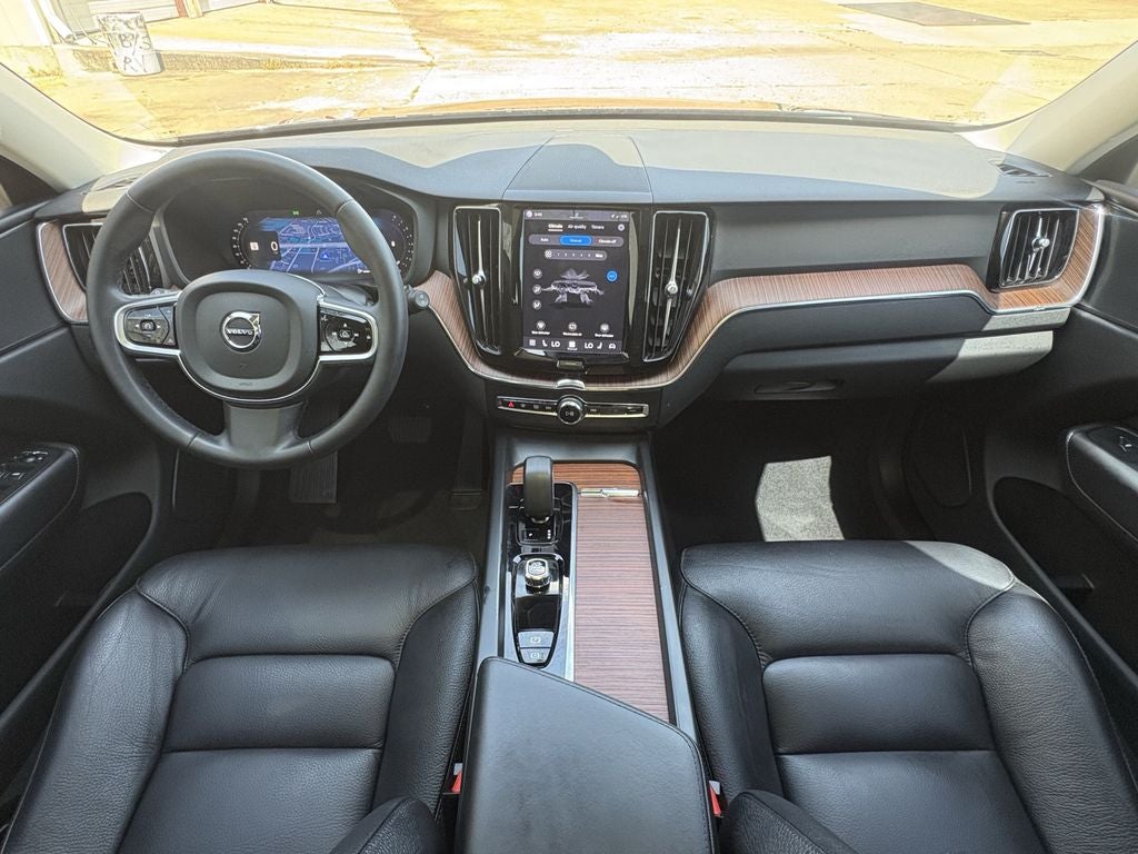 2024 Volvo XC60 B5 Plus Dark Theme