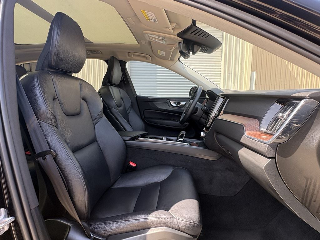 2024 Volvo XC60 B5 Plus Dark Theme