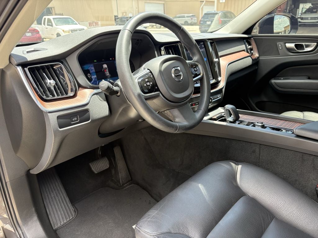 2024 Volvo XC60 B5 Plus Dark Theme