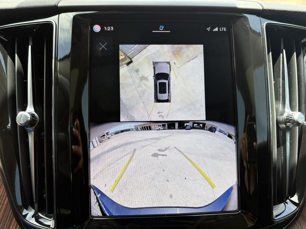 2024 Volvo XC60 B5 Plus Dark Theme