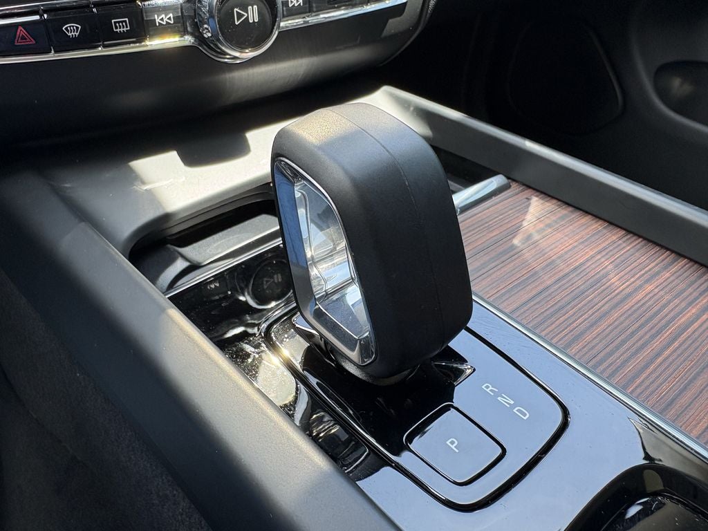 2024 Volvo XC60 B5 Plus Dark Theme